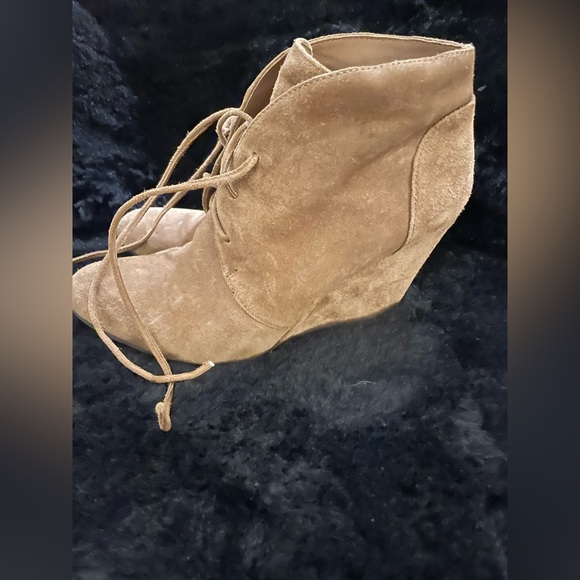 Gorgeous suede ankle boots - Picture 2 of 5